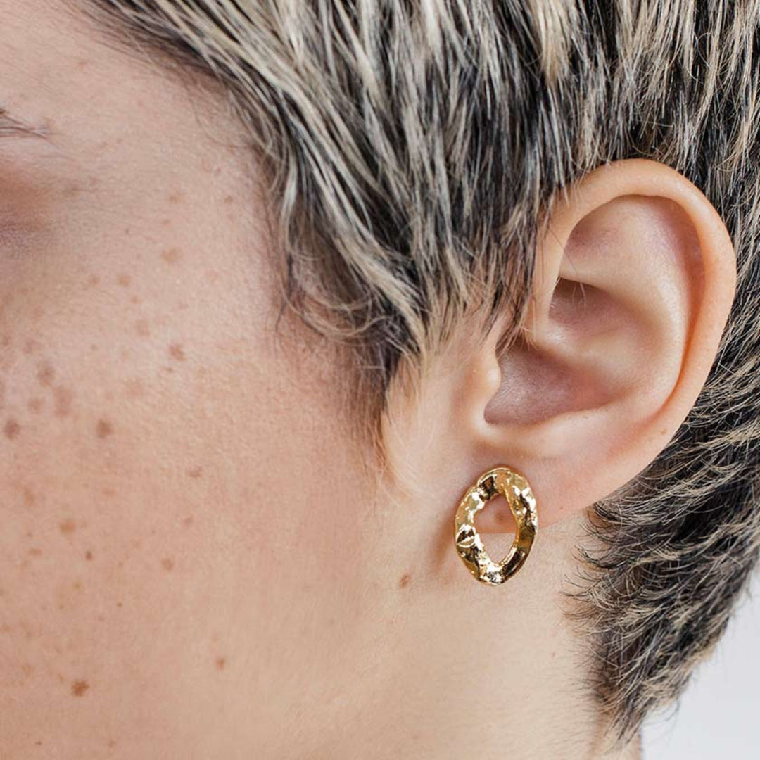 Femme portant des Boucles d'oreilles Anne-Marie Chagnon Dimou en forme circulaire dorées