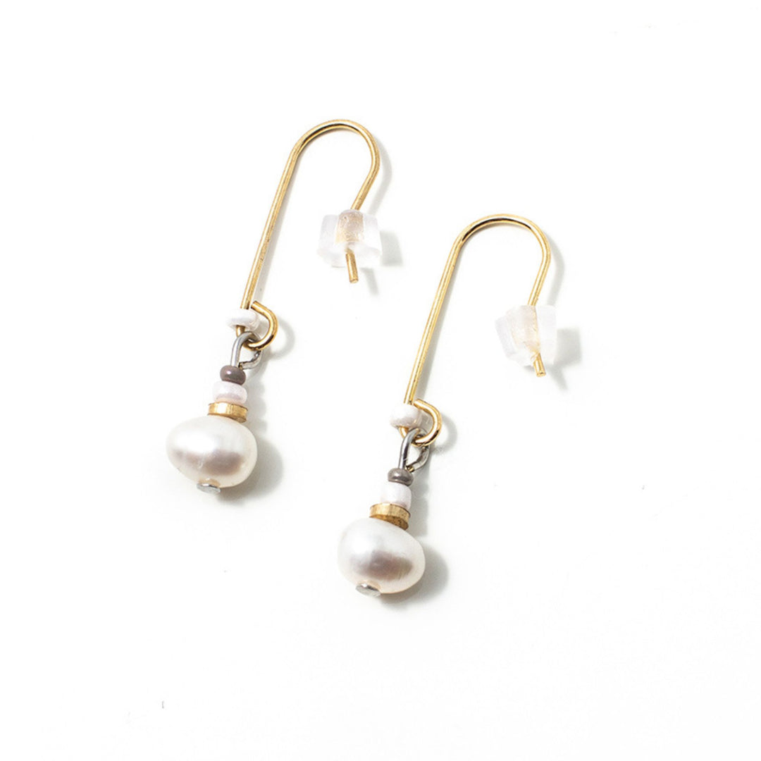 Boucles d'oreilles Anne-Marie Chagnon Drazor dorées avec pierres blanches et perle au bout