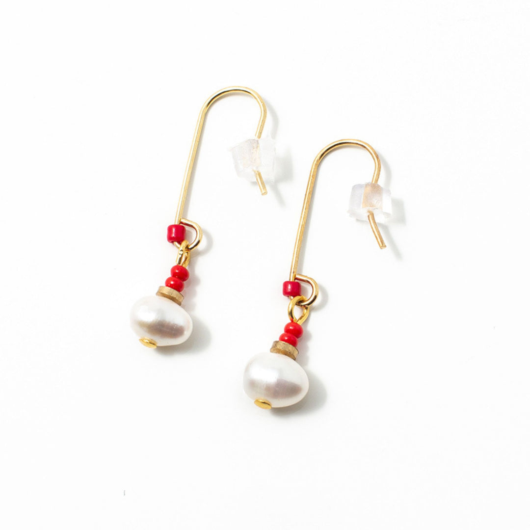 Boucles d'oreilles Anne-Marie Chagnon Drazor dorées avec pierres rouges et perle au bout