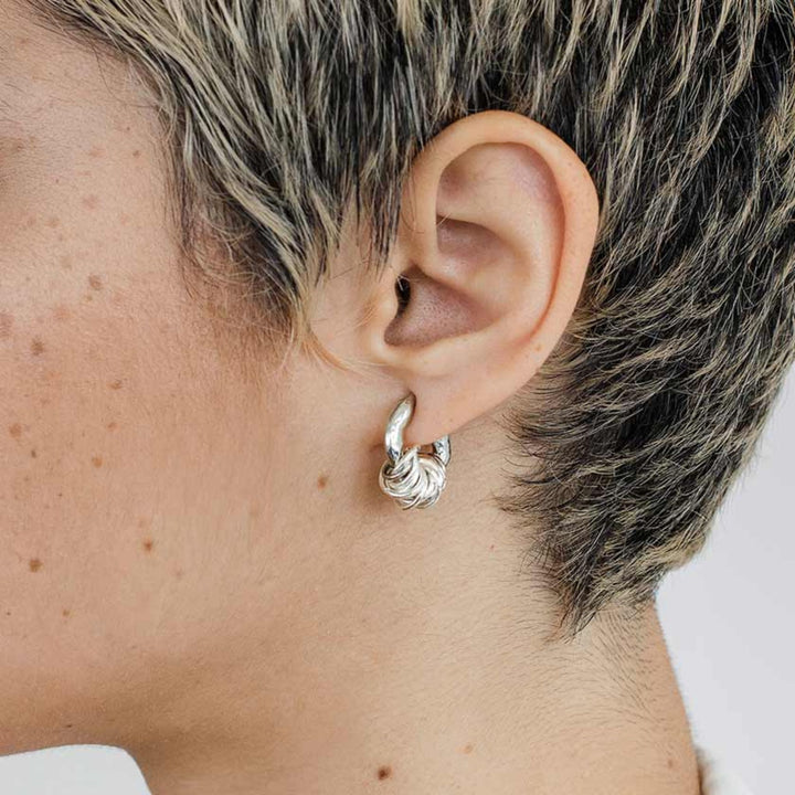 Femme portant les Boucles d'oreilles Anne-marie Chagnon Jepo argentées avec anneaux d'étain
