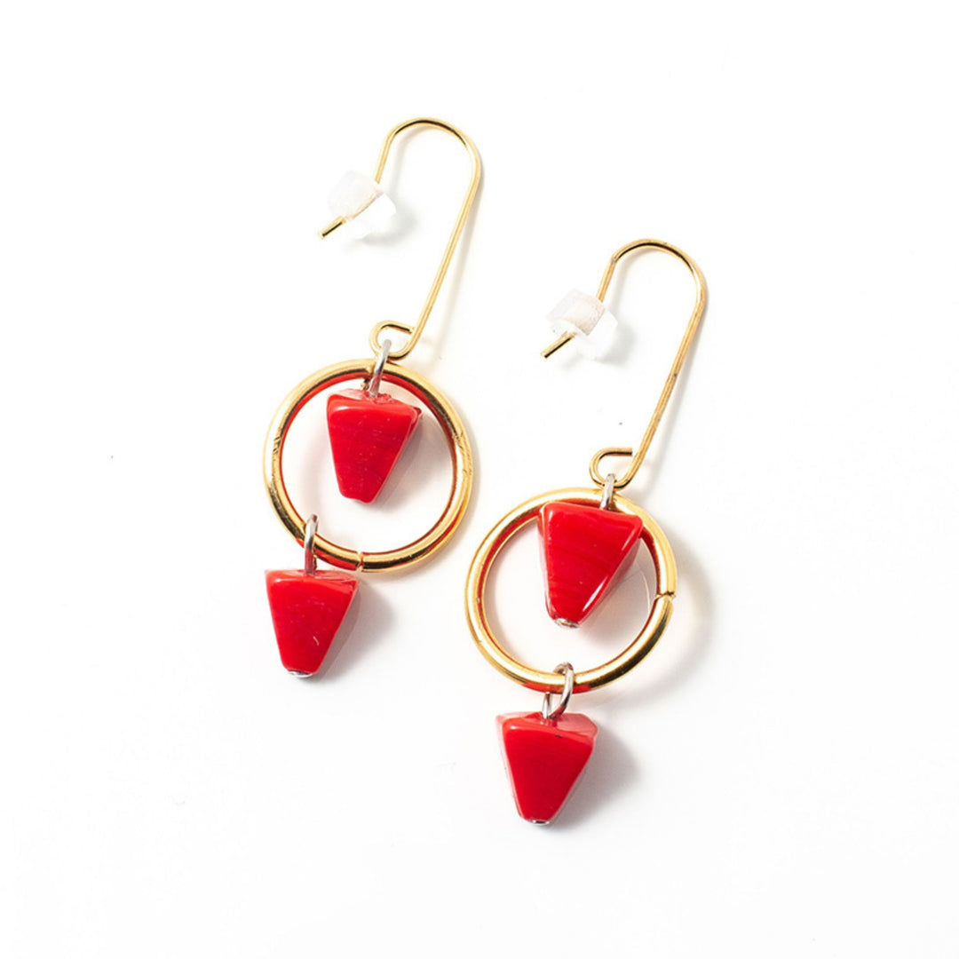 Boucles d'oreilles Anne-Marie Chagnon dorées avec anneaux et pierres triangulaires rouges
