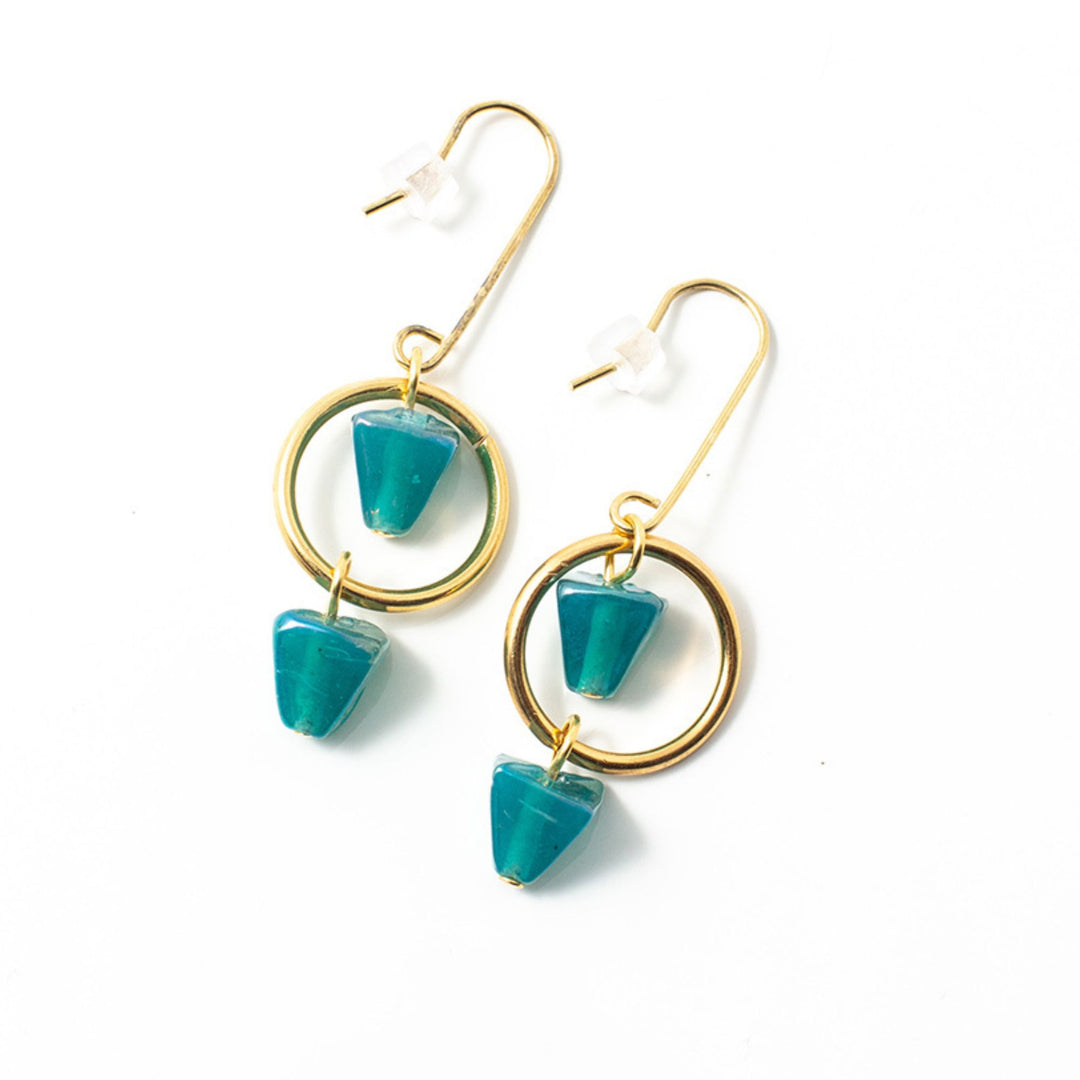 Boucles d'oreilles Anne-Marie Chagnon avec anneau doré et pierres triangulaires turquoises
