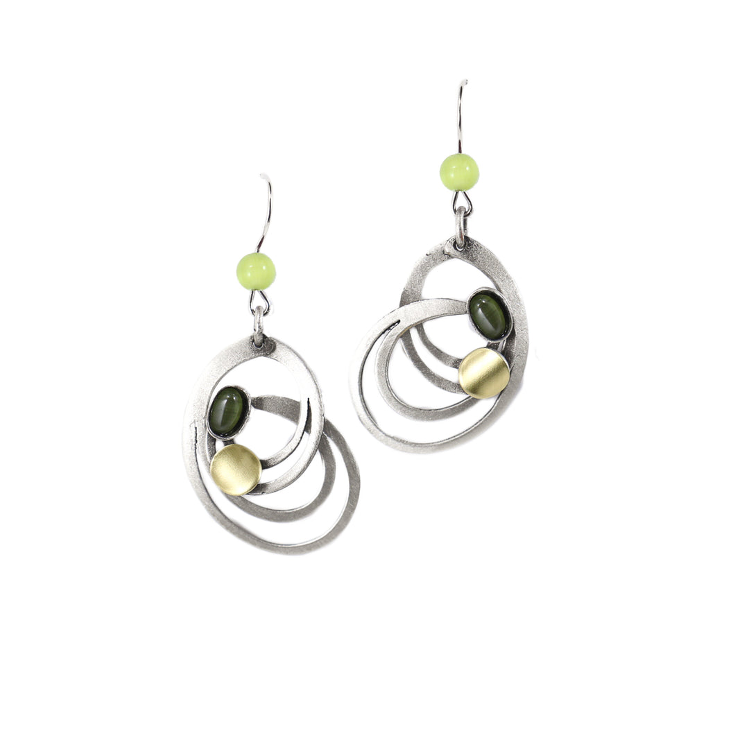 Boucles d'oreilles circulaires avec pierres vertes et dorées
