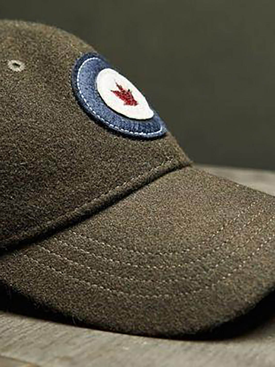 Casquette RCAF en laine kaki avec logo vue de 3/4