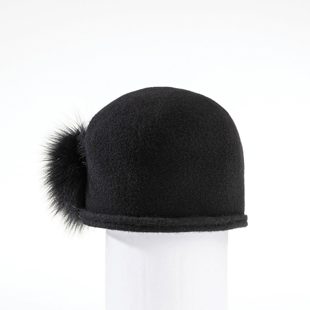 chapeau de laine bouillie noir avec pompom de fourrure noire sur le côté