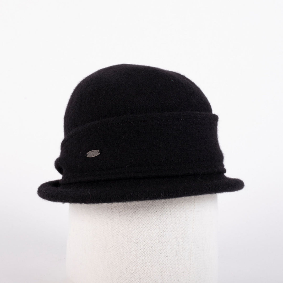 Chapeau noir en laine replié sur le coté pour femme