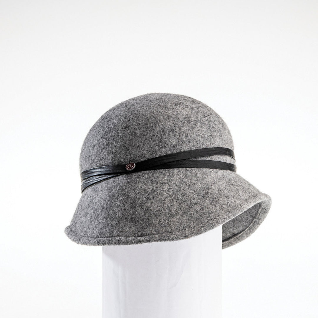 chapeau en laine bouillie de couleur grise avec deux bandes de cuirs noirs faisant le tour du chapeau