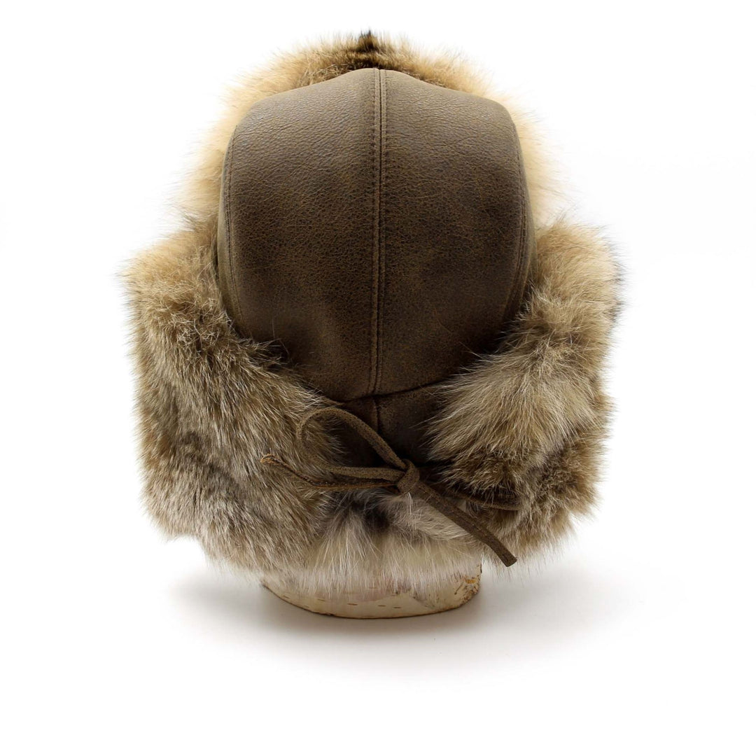 chapeau de fourrure attaché à l'arrière et vue de derrière. :e cuir du chapeau est brun et la fourrure est de lynx est beige pâle.