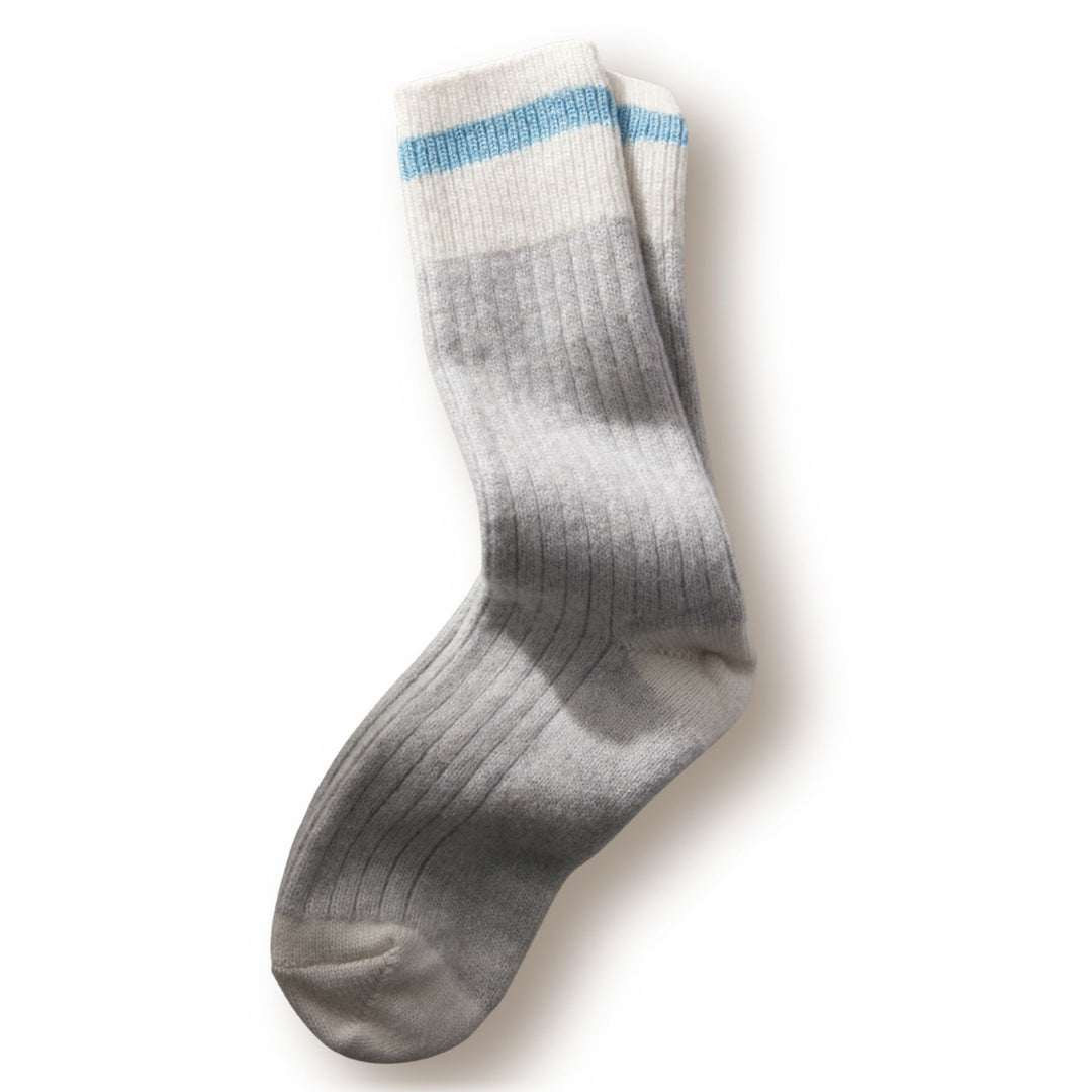paire de bas de laine gris pâle avec bordure du haut blanc crème et une ligne turquoise pâle. Le bout du talon et des orteils sont aussi blanc crème.