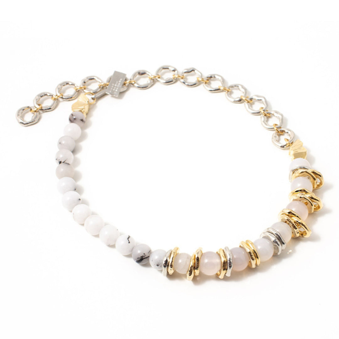 Collier Anne-Marie Chagnon avec perles de quart et ornements dorés et argentés