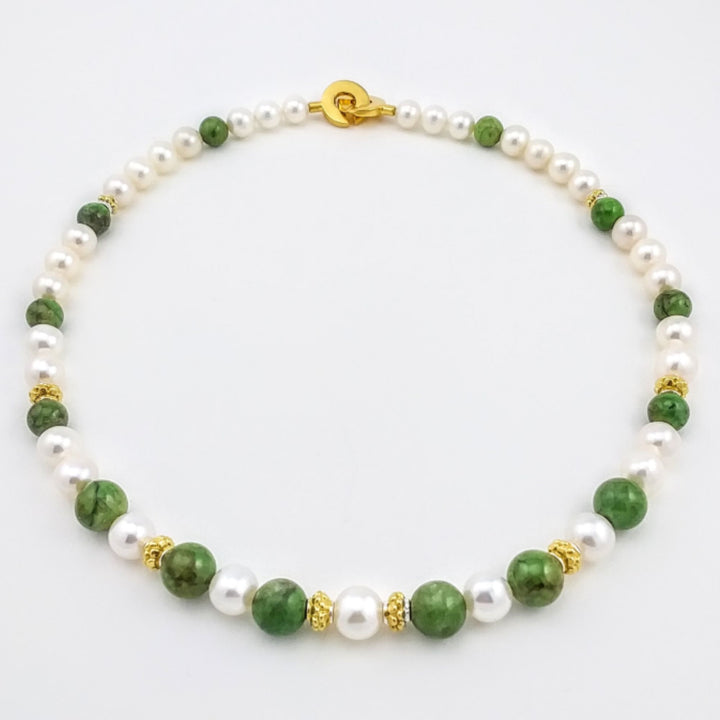 Collier de pierres québécoises vertes avec perles et or