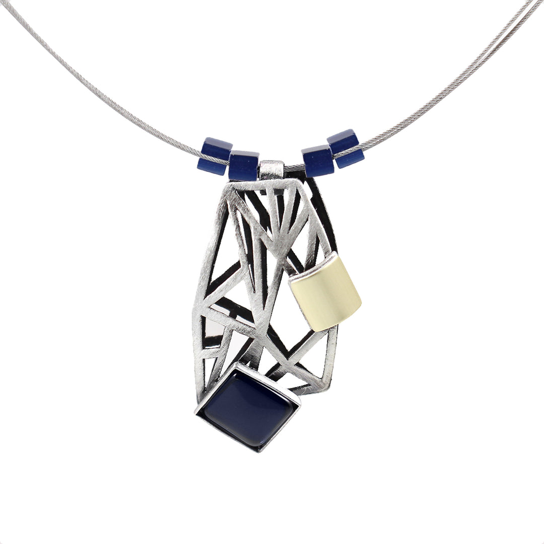 Collier avec pendentif geometrique et pierres dorées et bleues marines