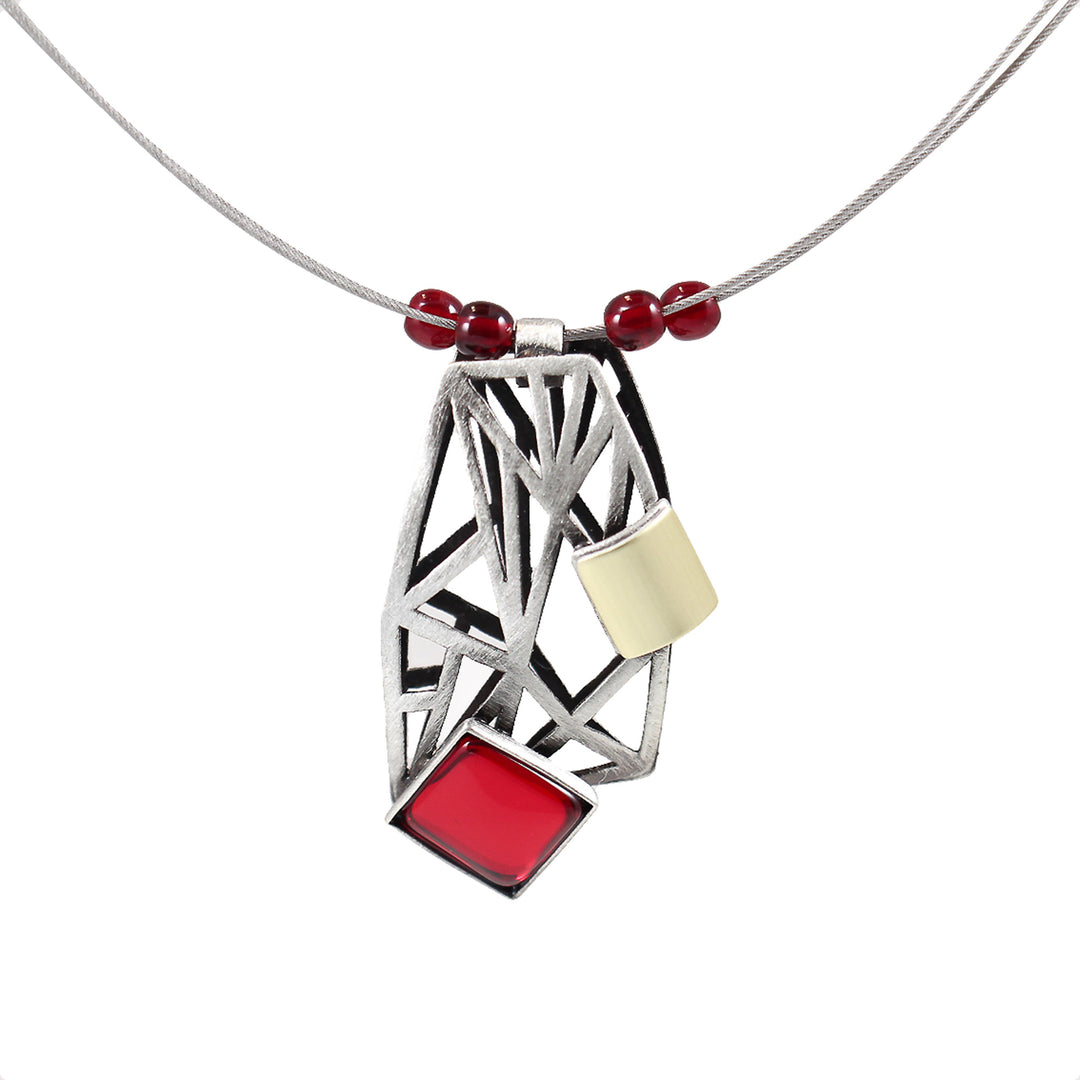 Collier avec pendentif geometrique et pierres dorées et rouges