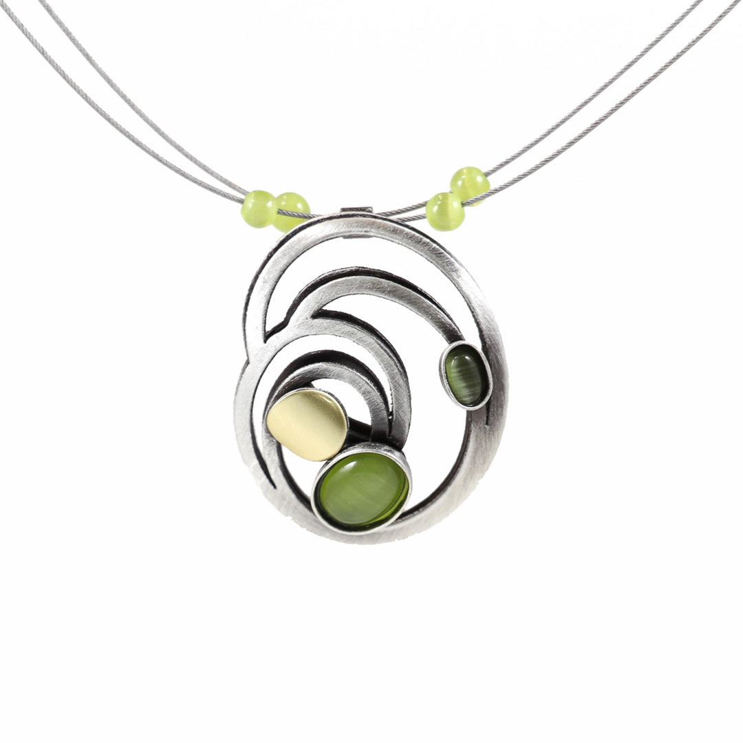 Collier avec pendentif circulaire abstrait et pierres verte et dorées