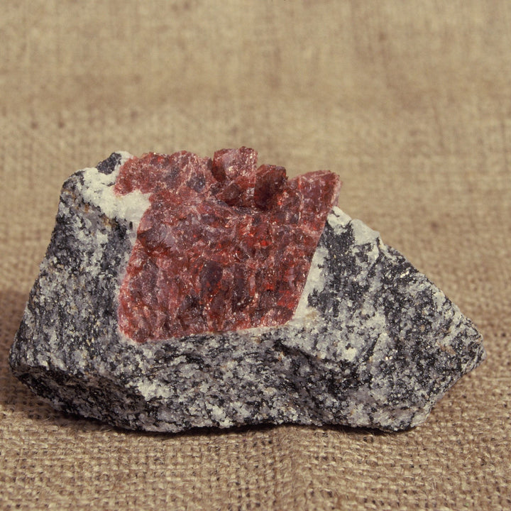 eudyalite brute sur fond beige