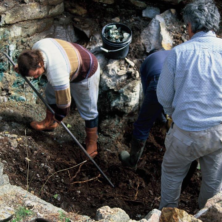 M. Gagnon et collègues qui évaluent le terrain où se trouve l'amazonite