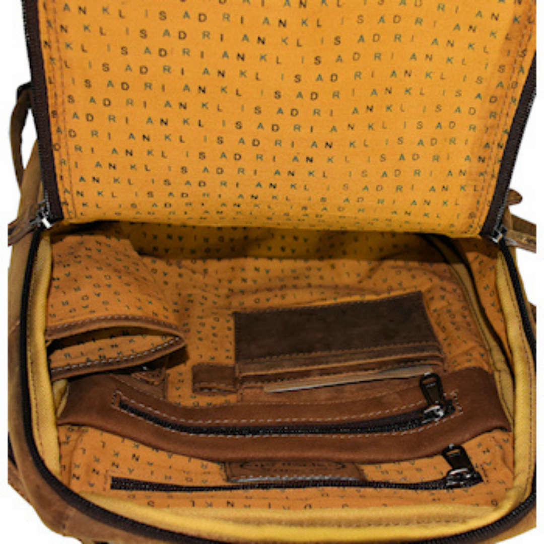Intérieur d'un sac à dos en cuir de bison avec pochettes et fermetures à glissières