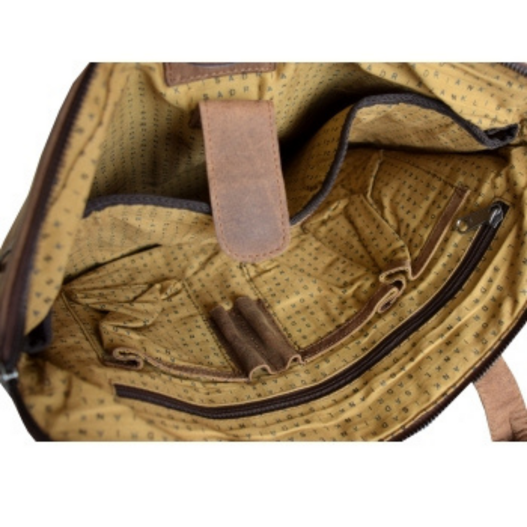 Intérieur d'un sac en cuir de bison avec pochettes et rangements à crayons