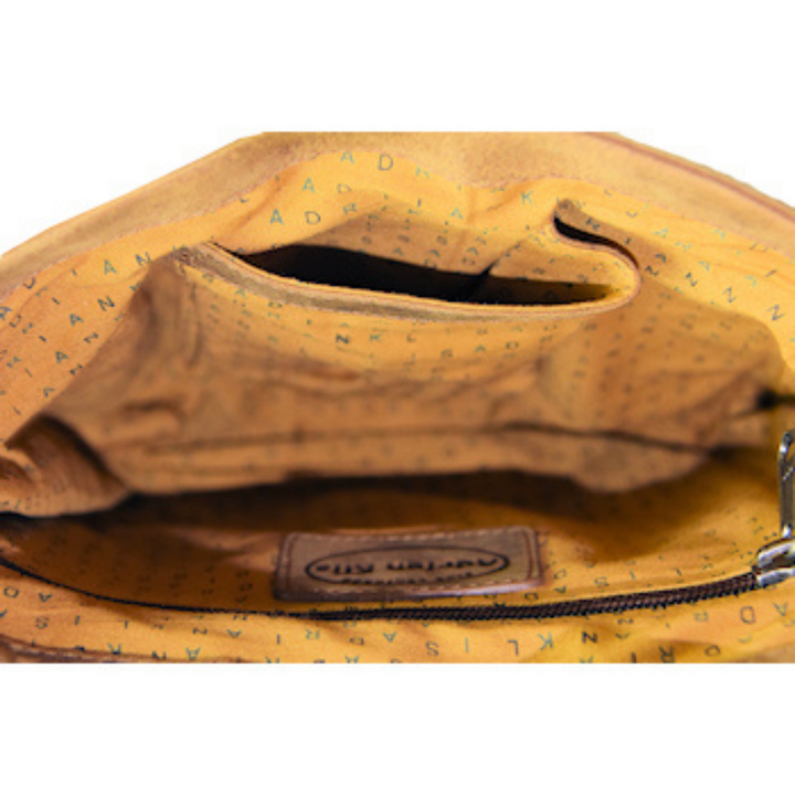 Intérieur d'un sac messager en cuir de bison avec pochette ouverte et pochette à fermeture à glissière