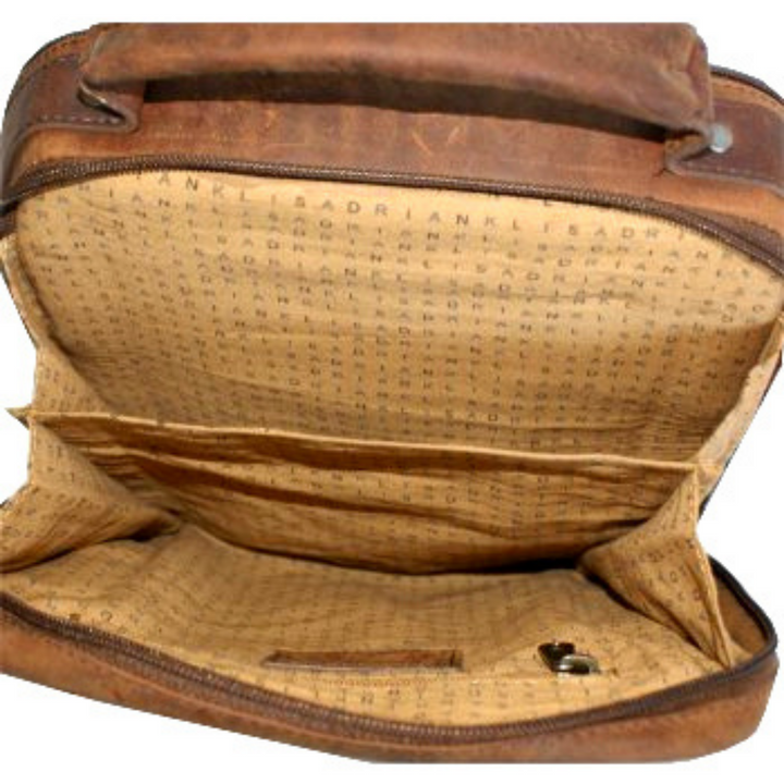Intérieur d'un sac pour tablette en cuir de bison avec deux compartiments
