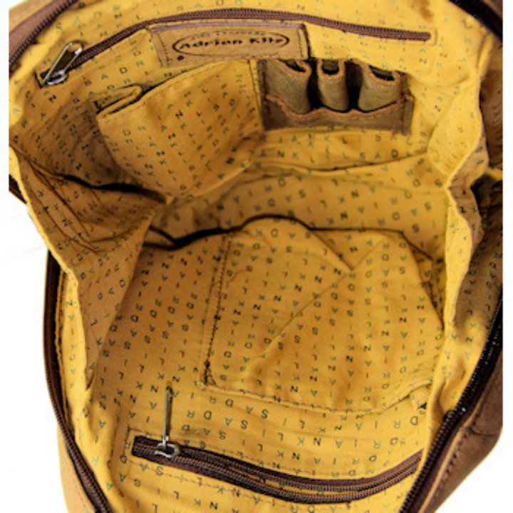 Intérieur d'un sac en cuir de bison tout-aller avec rangements