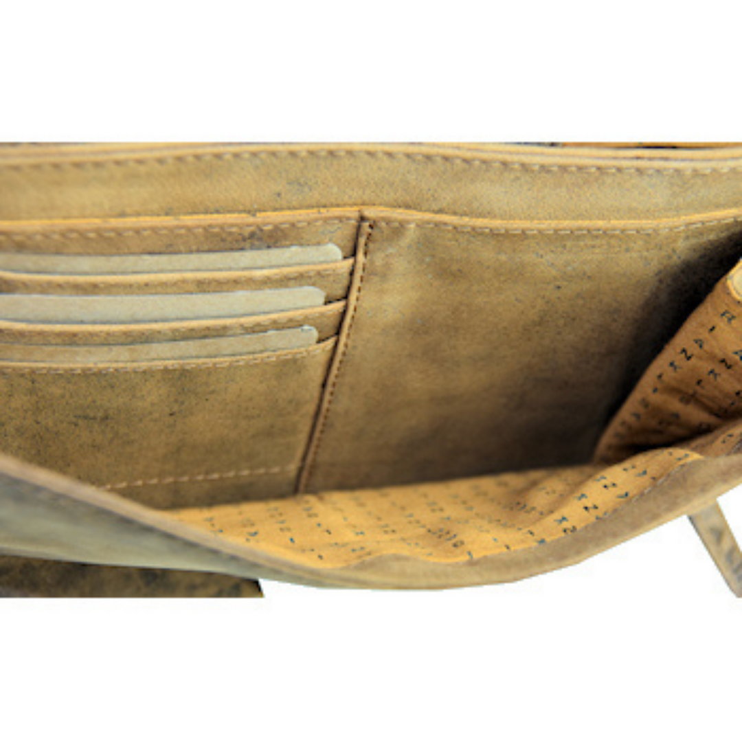 Intérieur de la pochette avant d'un sac en cuir de bison avec porte-cartes