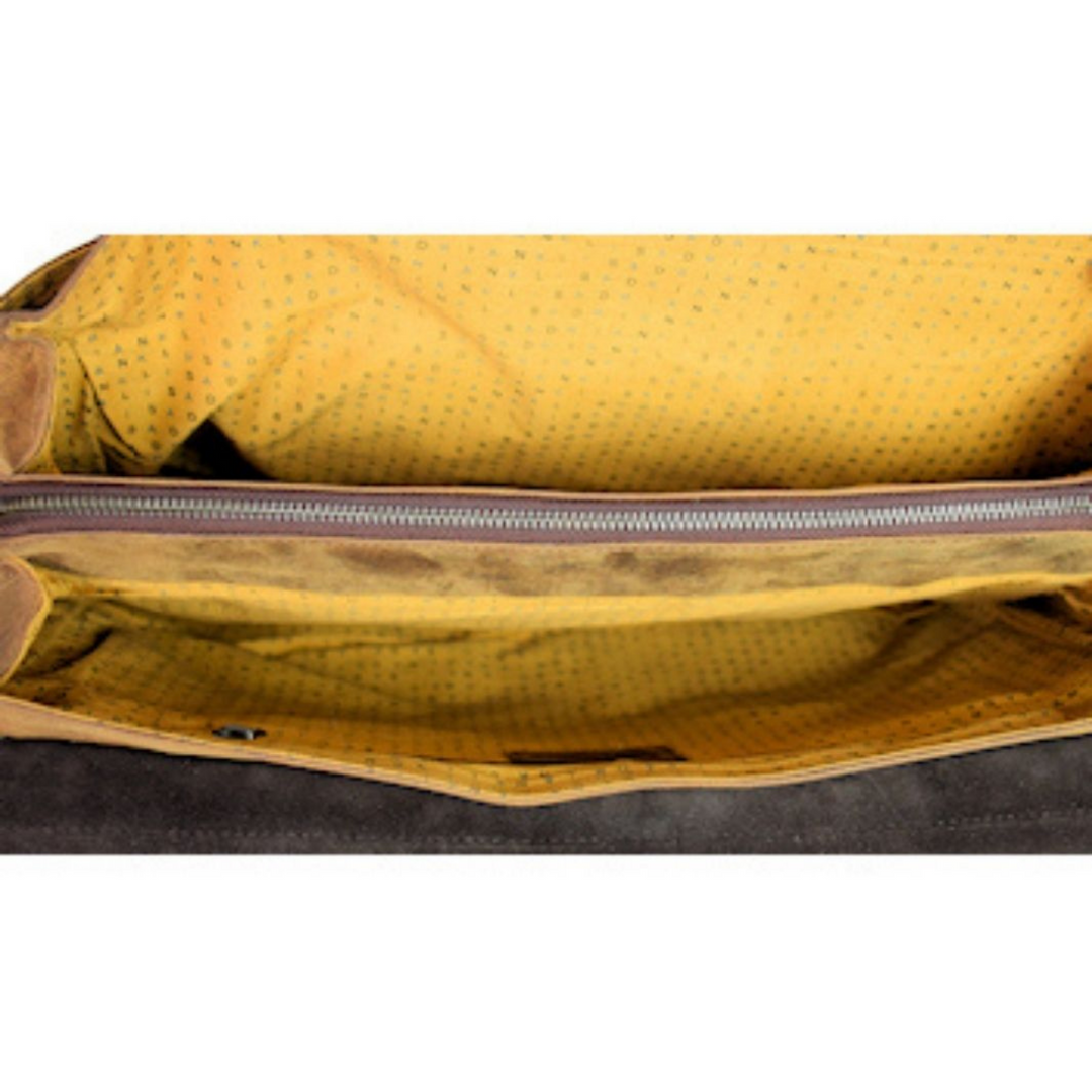 intérieur d'un sac avec doublure en coton couleur jaune or et une pochette principale fermée avec une fermeture éclair