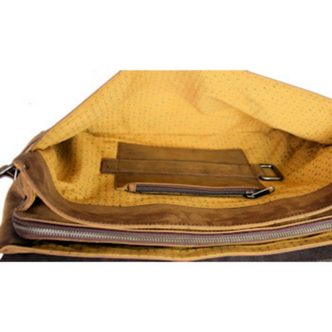 intérieur d'un sac avec doublure en coton couleur jaune or et plusieurs fermetures éclair pour rangement