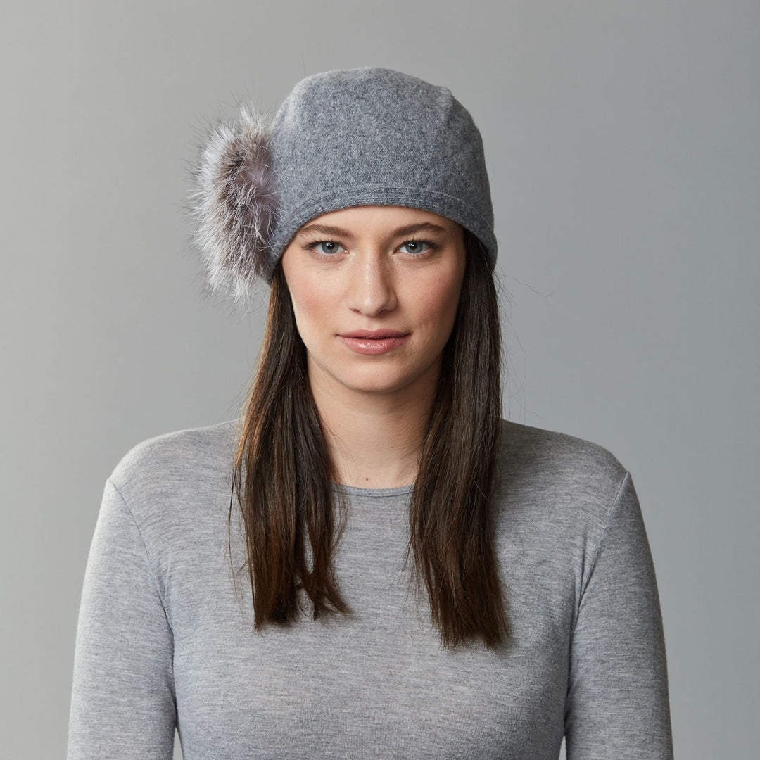 mannequin portant un bonnet de laine avec une touche de fourrure sur le côté de couleur grise