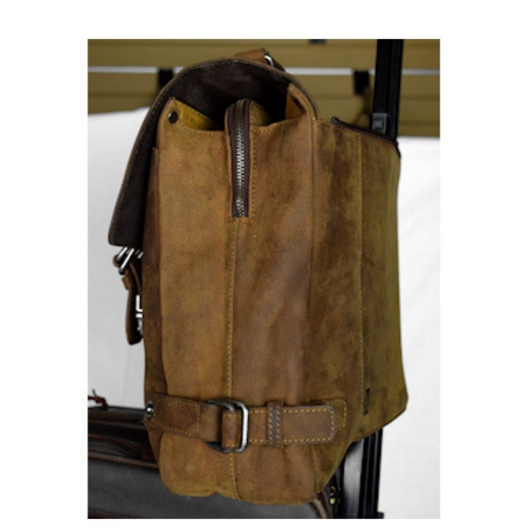 sac en cuir couleur brun avec deux fermetures éclair ouvertes au dos du sac pour passer le manche d'une valise vue de côté