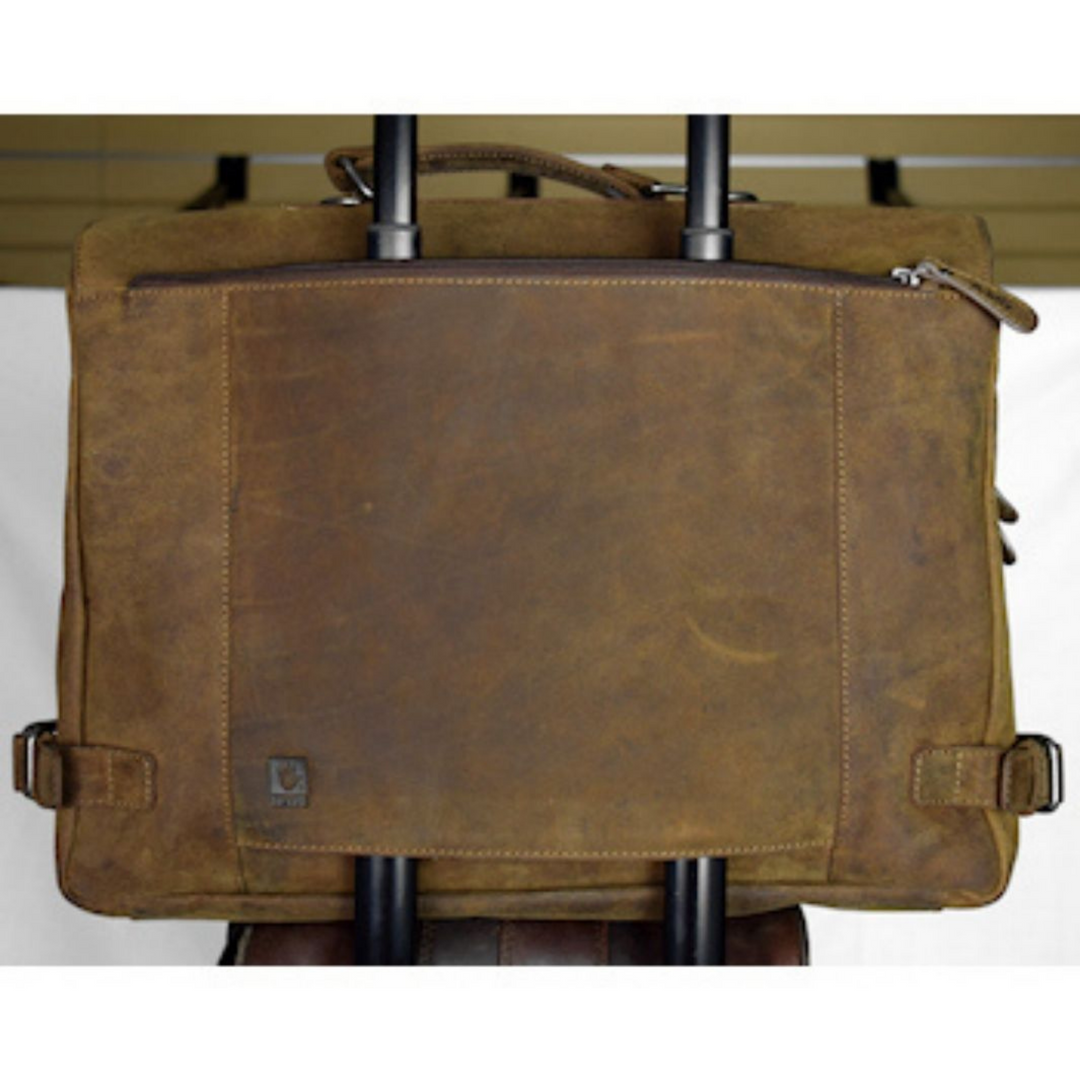 vue sac de cuir pour le voyage avec deux fermetures éclair ouverte et un manche de valise qui passe dans ces deux fermetures éclair