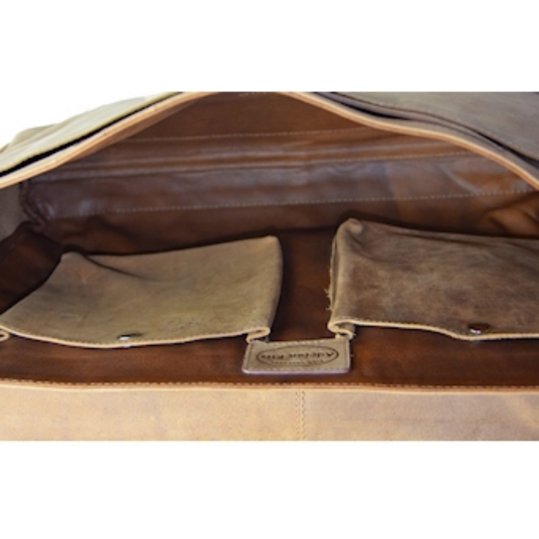 Intérieur d'un sac en cuir de bison avec 2 pochettes