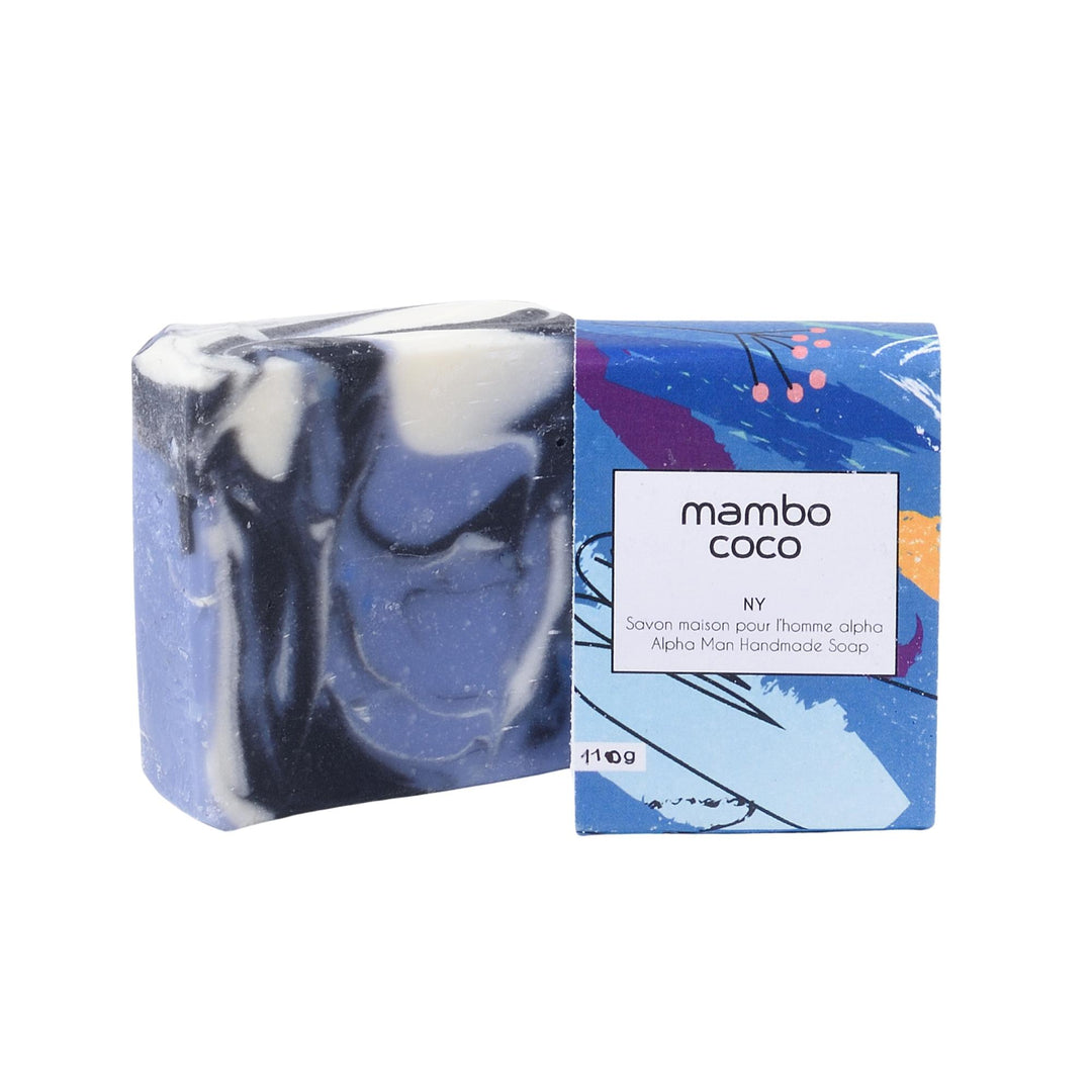 Savon NY par Mambo coco bleu, noir et blanc sorti de son emballage bleu, mauve et jaune