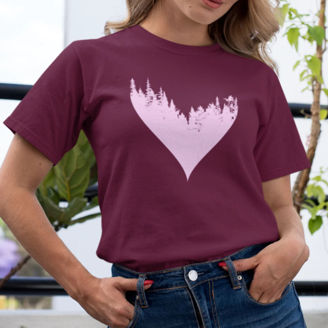 Femme portant un t-shirt bourgogne avec un coeur rose et une forêt à l'intérieur