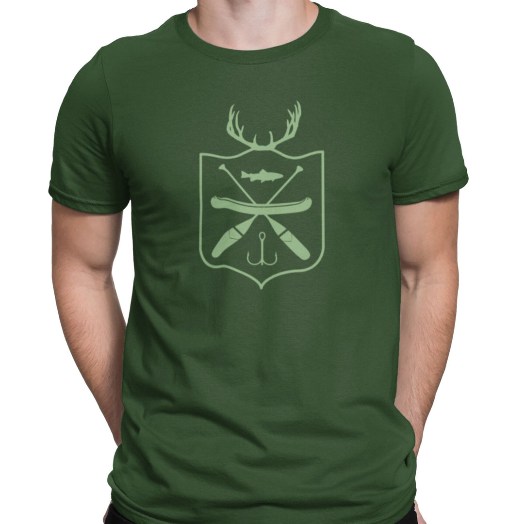 Homme portant un t-shirt KM54 par Artisans Canada vert avec un motif de pêche vert pâle