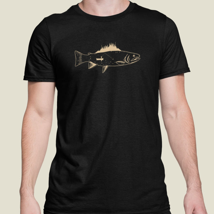 torse d'un homme portant un t-shirt noir avec  le design crème d'un poisson  avec la crète comme une forêt et un canoë comme branchie.