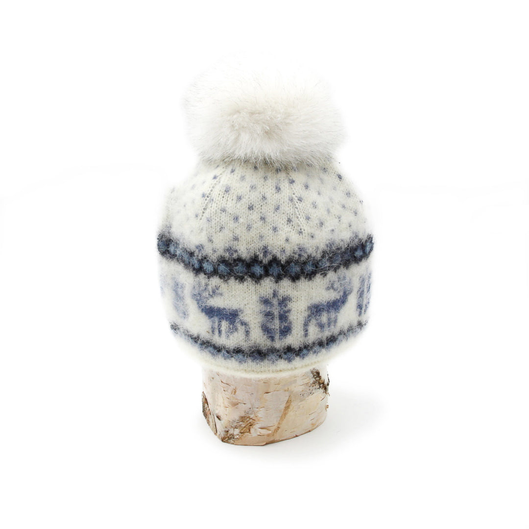 Tuque en laine islandaise blanche et bleue avec motif d'orignaux et pompom blanc sur une buche